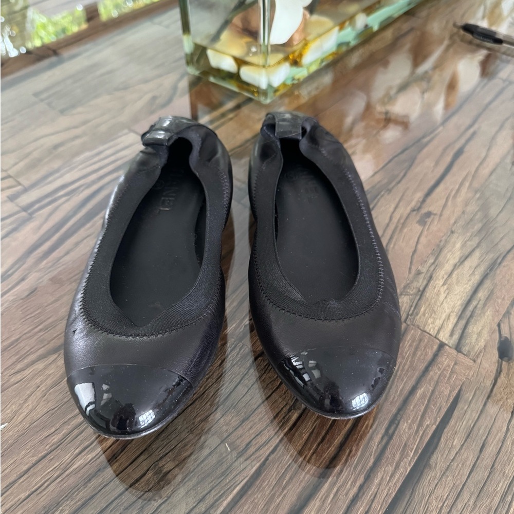 CHANEL Spirit Stretch Black Patent Leather Cap toe Ballet Flats size 7.5 EUC